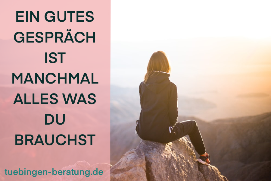 Frau sitzt auf einem Gipfel und schaut in die Ferne, die linke Seite des Bildes trägt den Schriftzug: Ein gutes Gespräch ist manchmal alles was du brauchst. Darunter die URL tuebingen-beratung.de