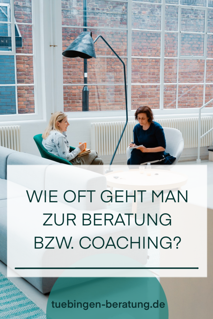(Zwei Frauen, die sich auf Sesseln gegenüber sitzen und sich unterhalten.)
Overlay-Text: Wie oft geht man zur Beratung bzw. Coaching? tuebingen-beratung.de